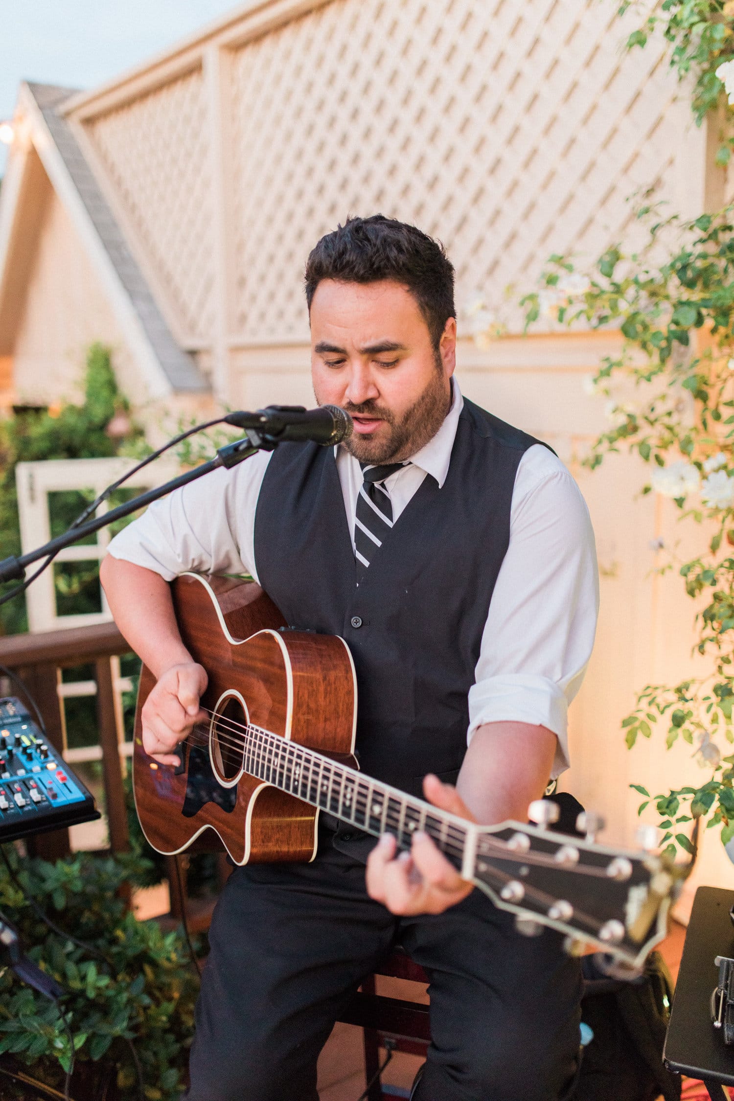Danny Maika live performance photo 1