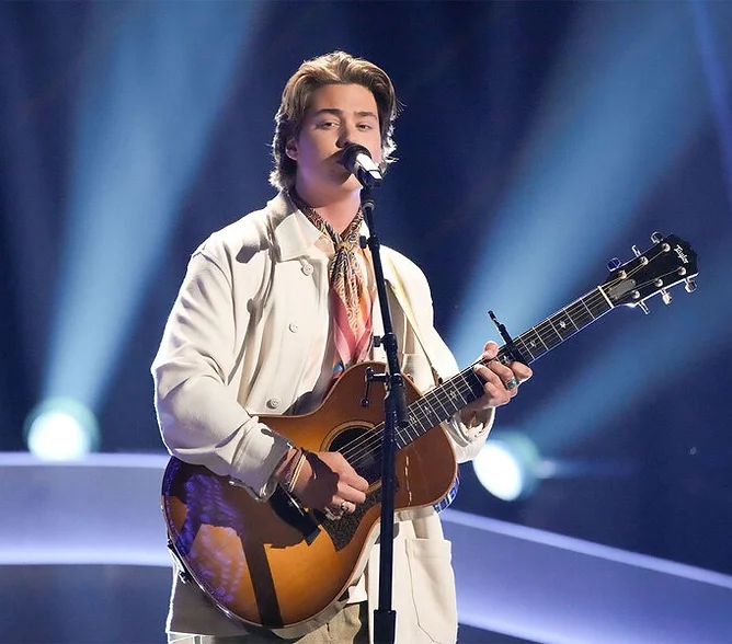 Kyle Schuesler live performance photo 1