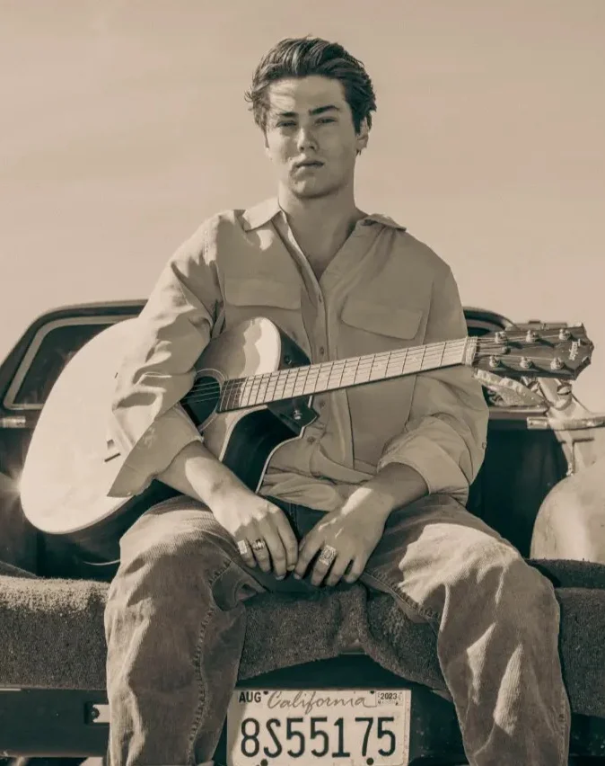Kyle Schuesler live performance photo 2