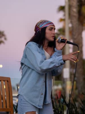 Mari live performance photo 3